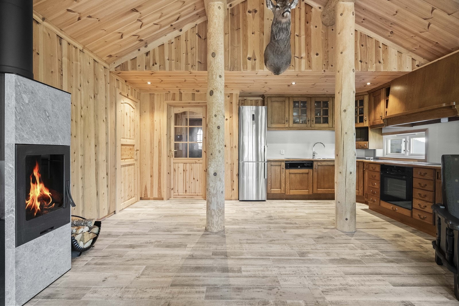 Åpen stove / kjøkken-løysing med mønt himling Galleribilde