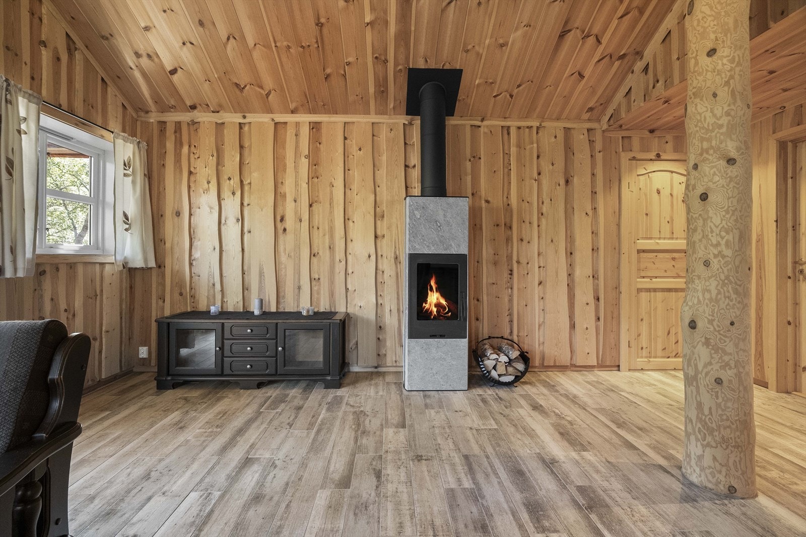 I stova er det vedovn og klebersteinsplater - det er i tillegg varmekabler i alle golv utenom boden Galleribilde