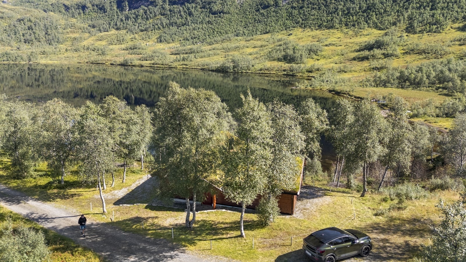 Hytta ligg fint til i feltet, på ei av tomtene nærast Vindheimsvatnet Galleribilde