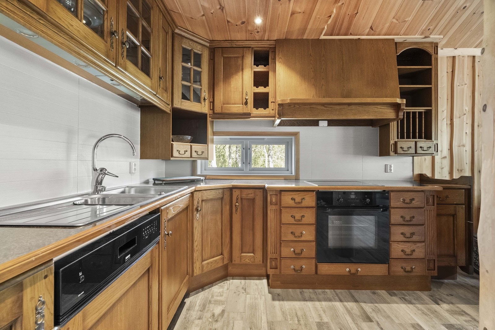 Påkosta kjøkken fra Møre-kjøkkenet med integrerte kvitevarer Galleribilde