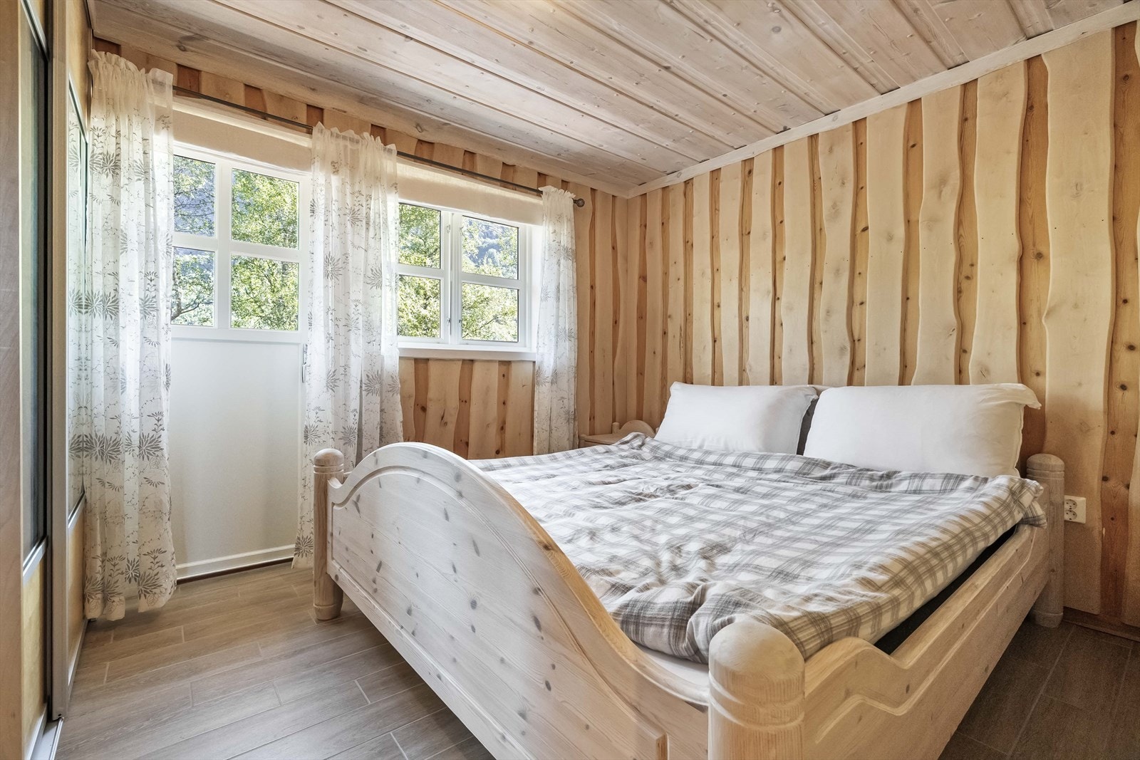 Hovudsoverommet med eigen utgang til terrasse som vender mot sør Galleribilde