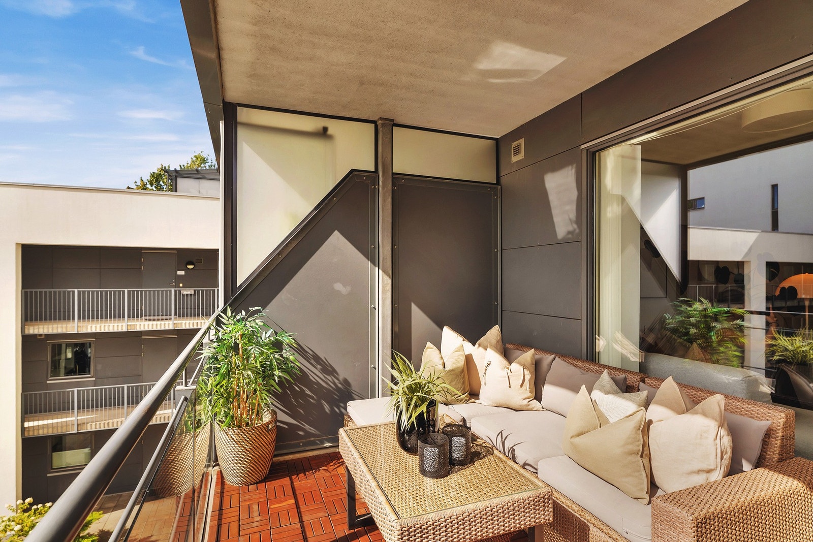 Balkongen er delvis overbygd, noe som gir en behagelig og privat atmosfære uten at det går på bekostning av solinnslippet. Galleribilde