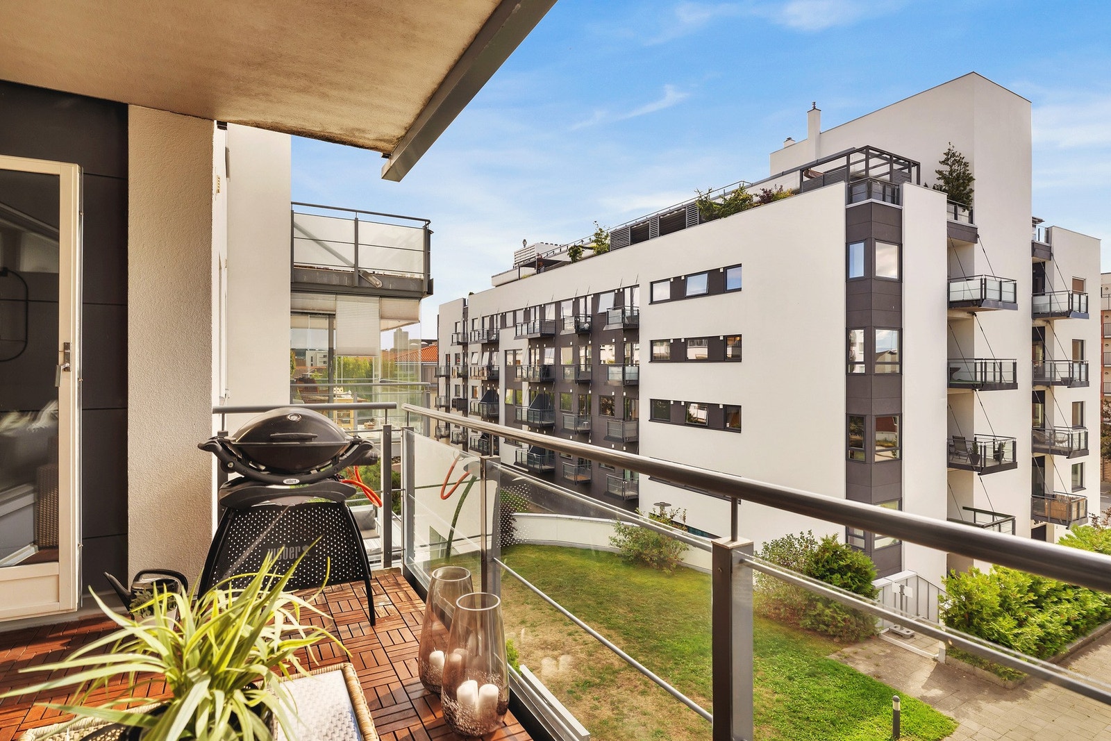 Med plass til både sittegruppe, beplantning og det lille ekstra, er dette en balkong som inviterer til både rolige stunder og sosiale sammenkomster. Galleribilde