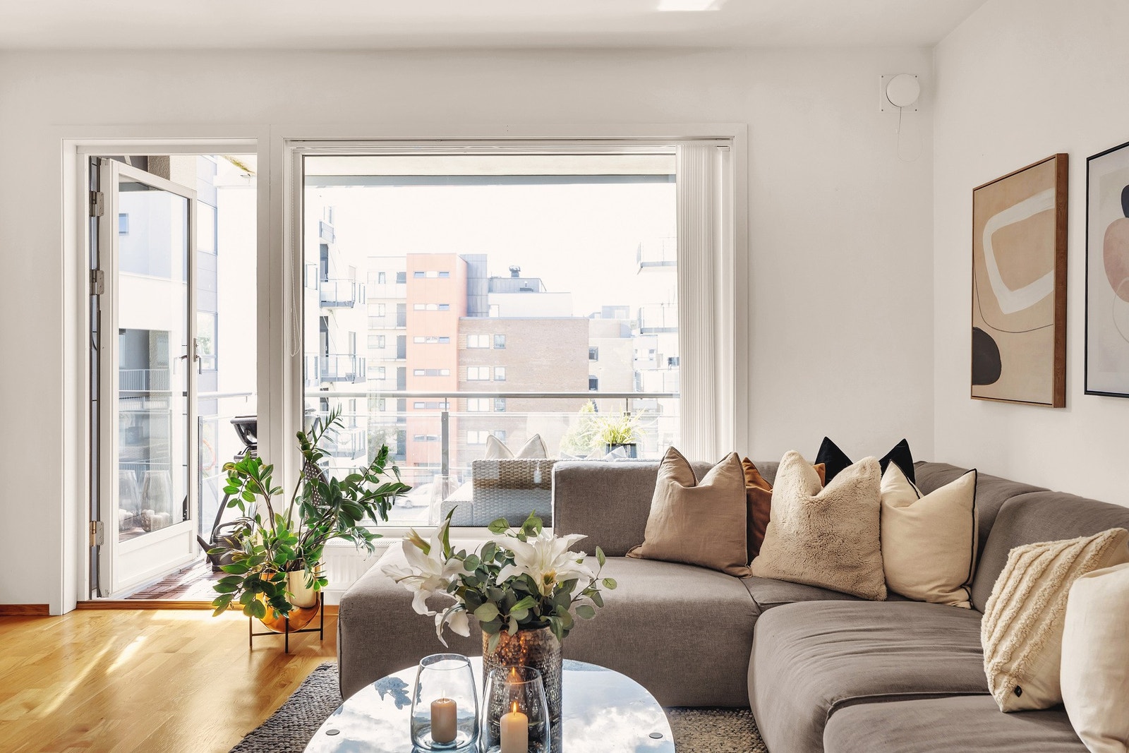 Fra stuen har du direkte utgang til en herlig sydvestvendt balkong på ca. 9 kvm, et privat uterom som fungerer som en naturlig forlengelse av stuen. Galleribilde