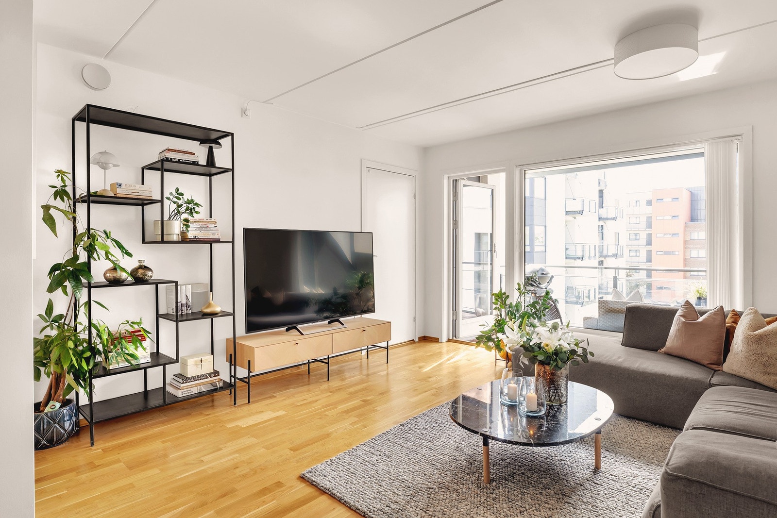 Stuen er hjertet av boligen - et lyst og innbydende oppholdsrom med store vindusflater som slipper solen inn og skaper en luftig og behagelig atmosfære. Galleribilde