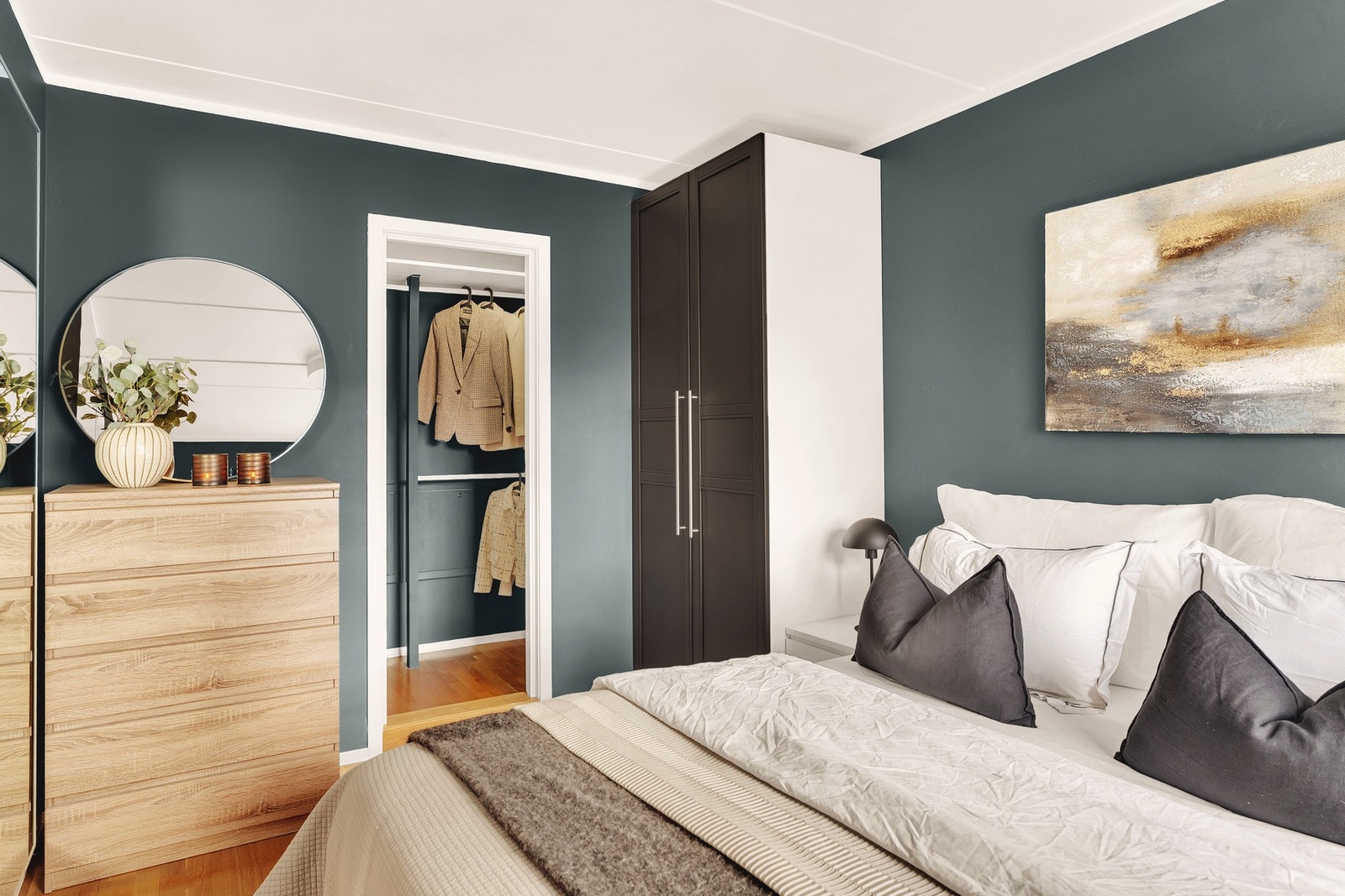 Rommet har også plass til garderobeløsning og øvrig møblement, og har i tillegg direkte adkomst til eget walk-in closet. Galleribilde