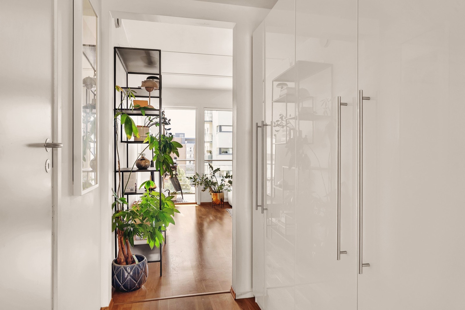 Romslige garderobeskap byr på gode oppbevaringsmuligheter til yttertøy og sko. Galleribilde