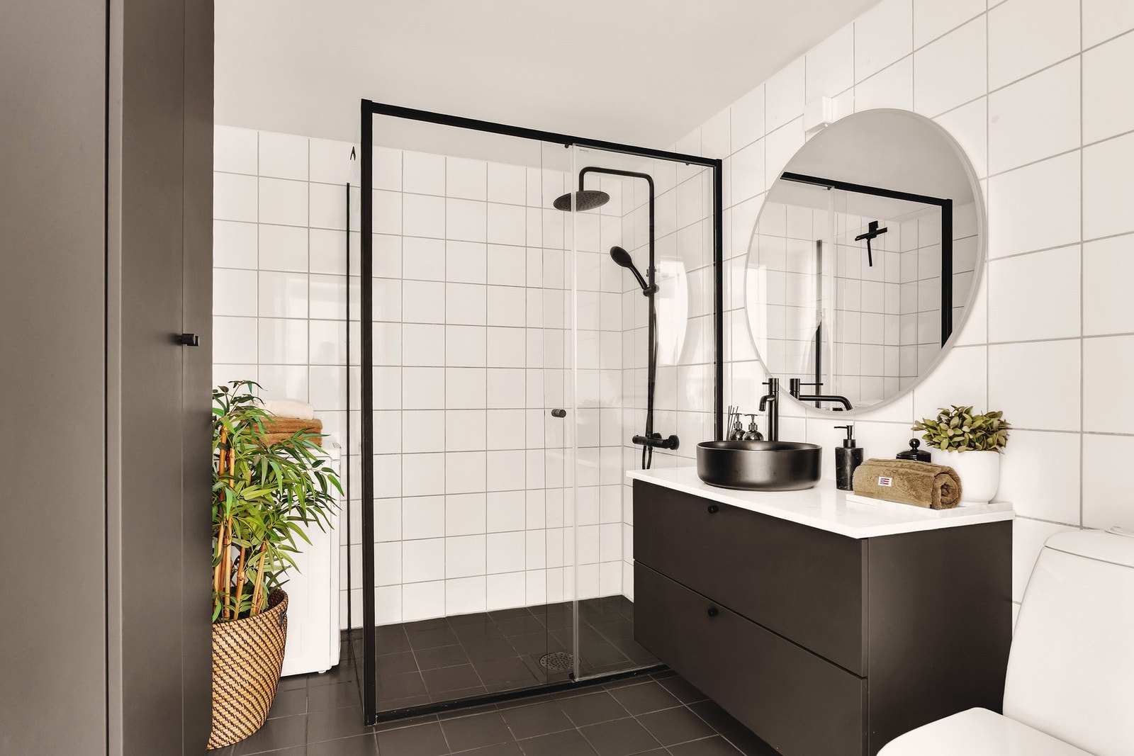 Badet fremstår lyst og moderne, med flislagt gulv med varme og flislagte vegger. Galleribilde