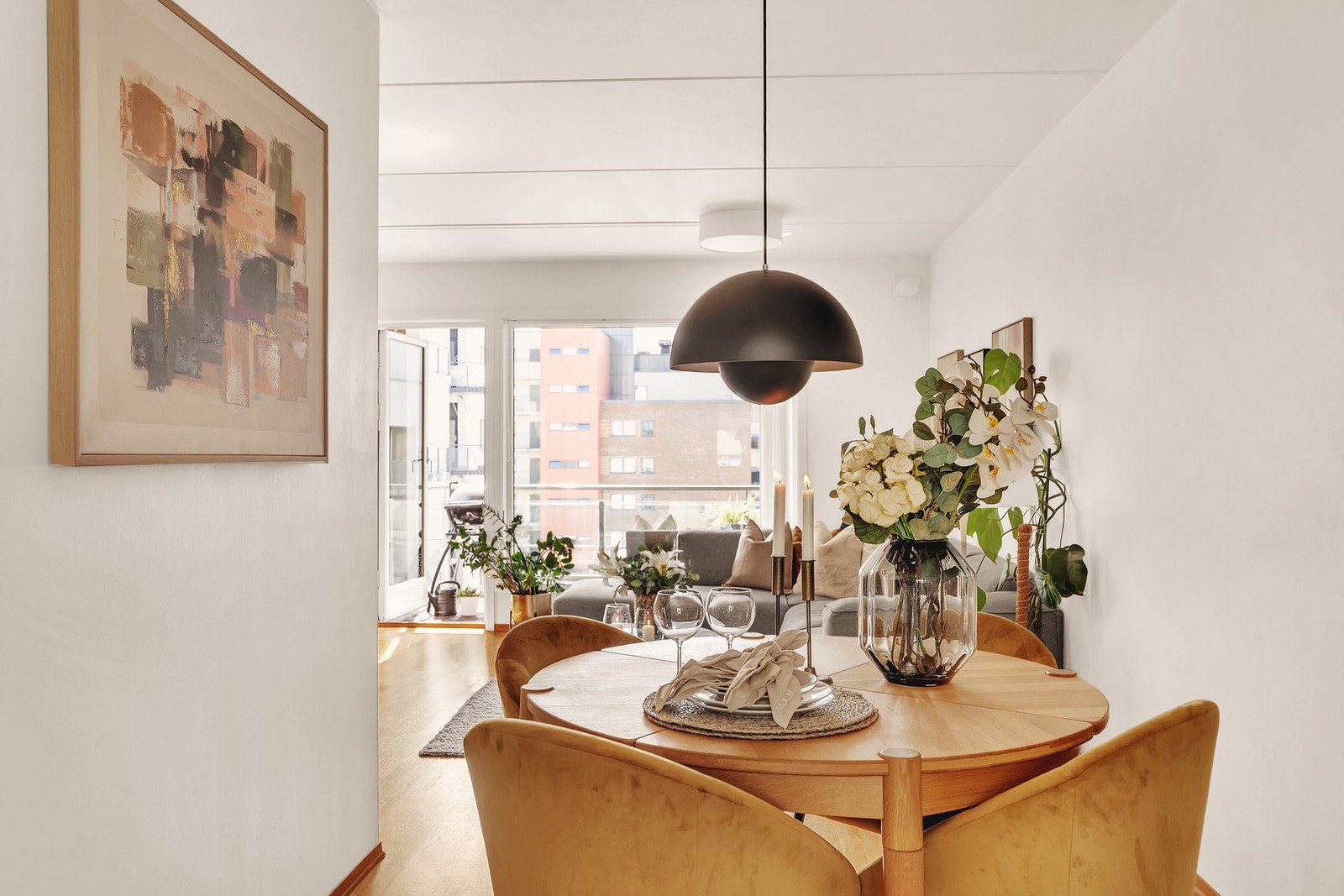 Det er god plass til spisebord med flere sitteplasser. Galleribilde