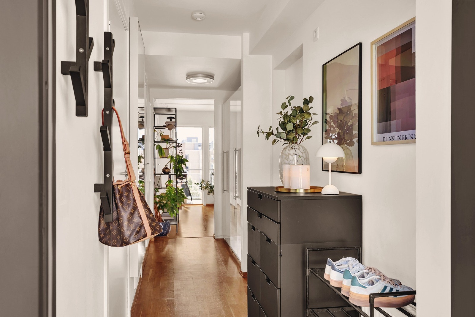 Når du kommer inn møtes du av en lys og innbydende entré som setter standarden for resten av boligen. Galleribilde