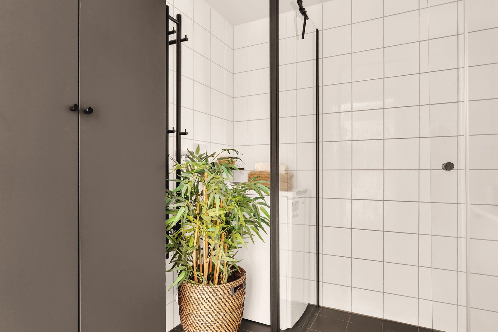 Rommet er oppgradert med ny dusj og servantløsning, samt ny innredning med skap som gir rikelig oppbevaringsplass. Galleribilde