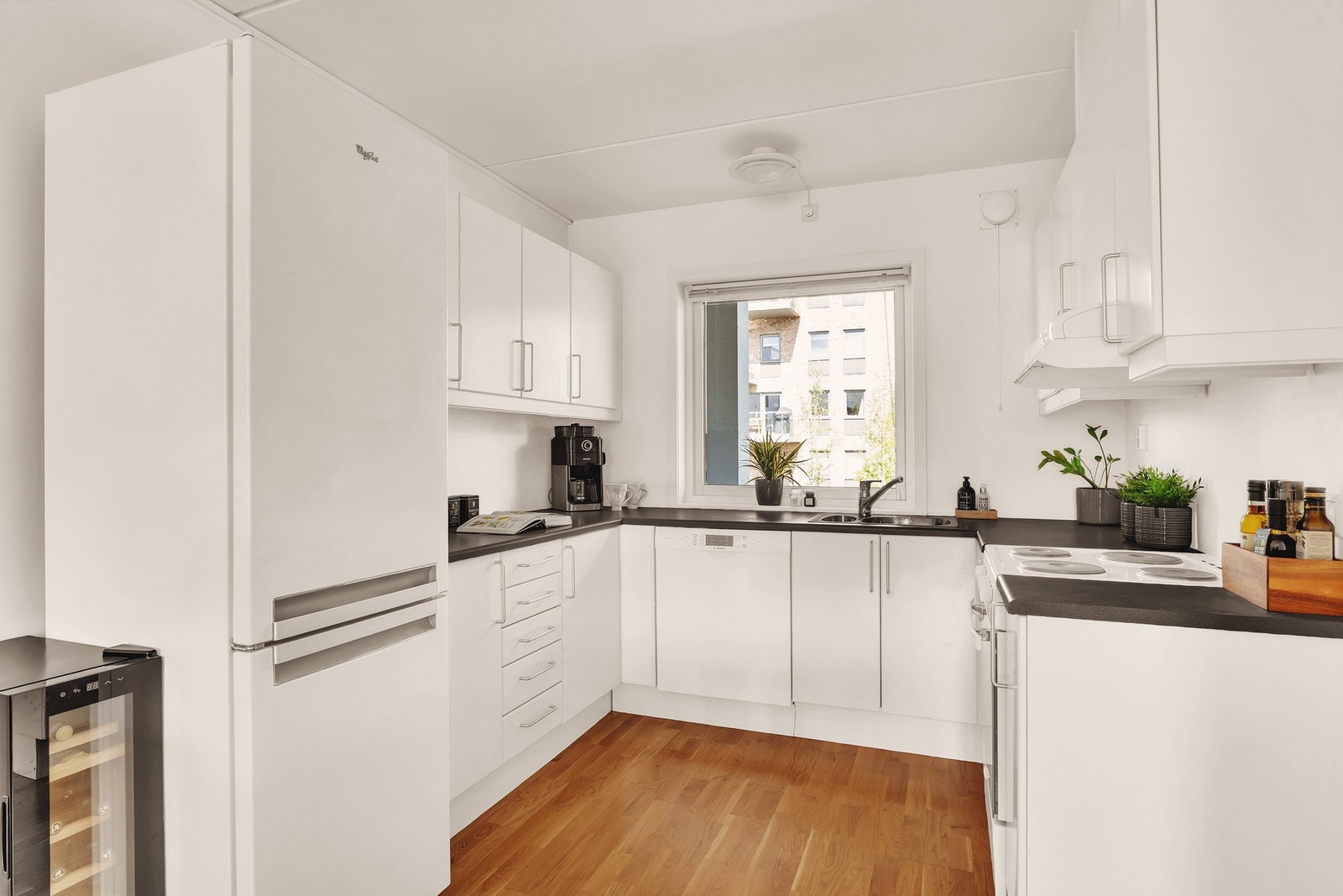 Kjøkkenet er funksjonelt, med rikelig benkeplass og godt med lagringsmuligheter. Galleribilde