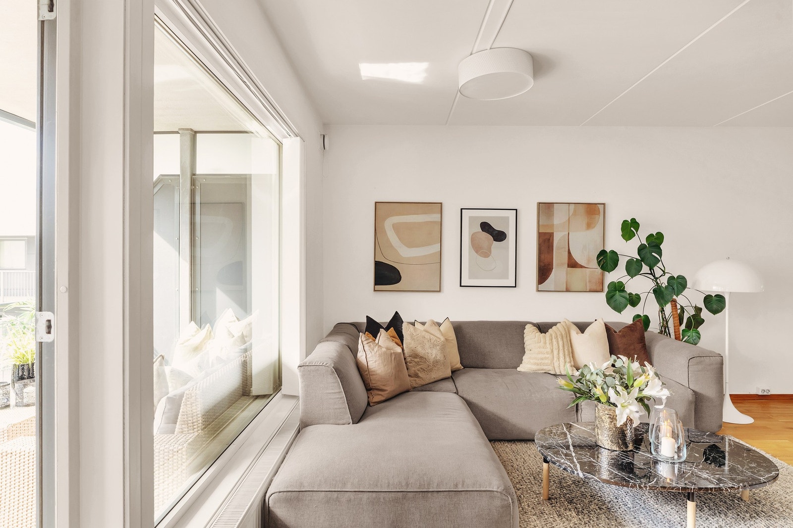 Her er det god plass til en større sofagruppe og tilhørende møblement. Galleribilde