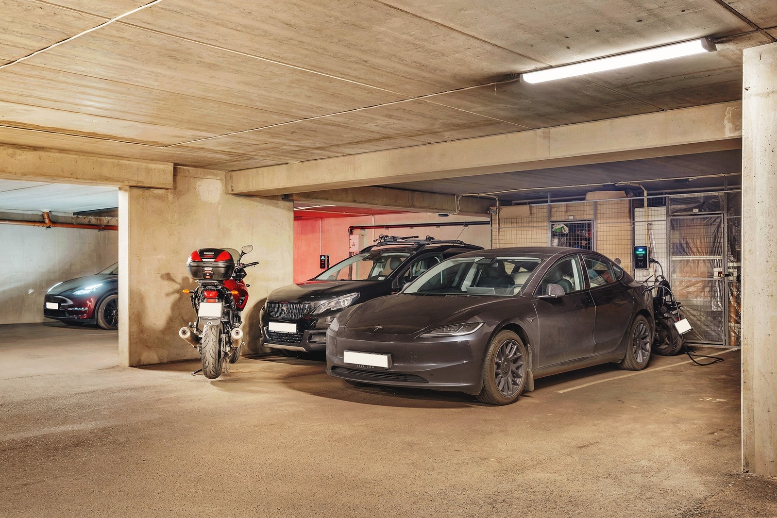 Det er heisadkomst til medfølgende garasjeplass. Boden på 5 kvm er plassert foran garasjeplassen. Galleribilde