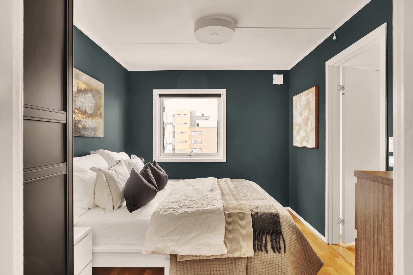 Hovedsoverommet er av god størrelse. Den behagelige fargen på veggene sammen med det naturlige lysinnslippet skaper en behagelig atmosfære. Galleribilde