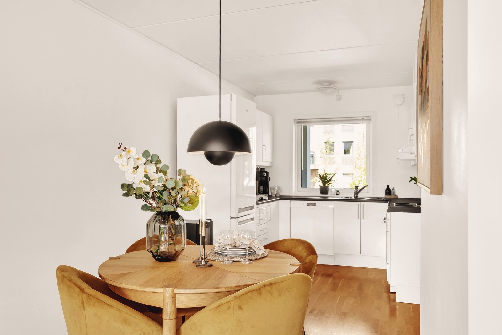 Den åpne løsningen mot kjøkkenet gjør det enkelt å kombinere matlaging og sosialt samvær. Galleribilde