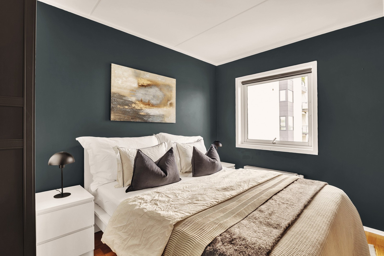 Her er det god plass til dobbeltseng og nattbord på begge sider. Galleribilde