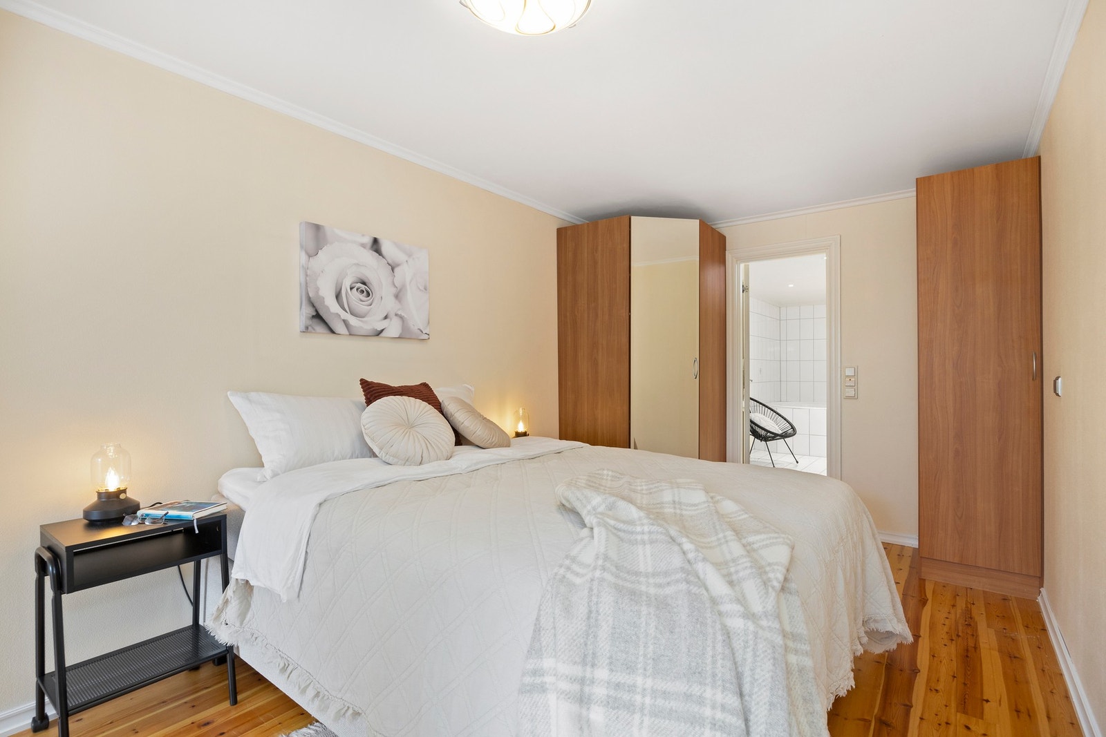 Soverom 1 (hovedsoverommet) er av god størrelse hvor det er plass til dobbeltseng med tilhørende nattbord. Tilgang til romslig baderom. Galleribilde