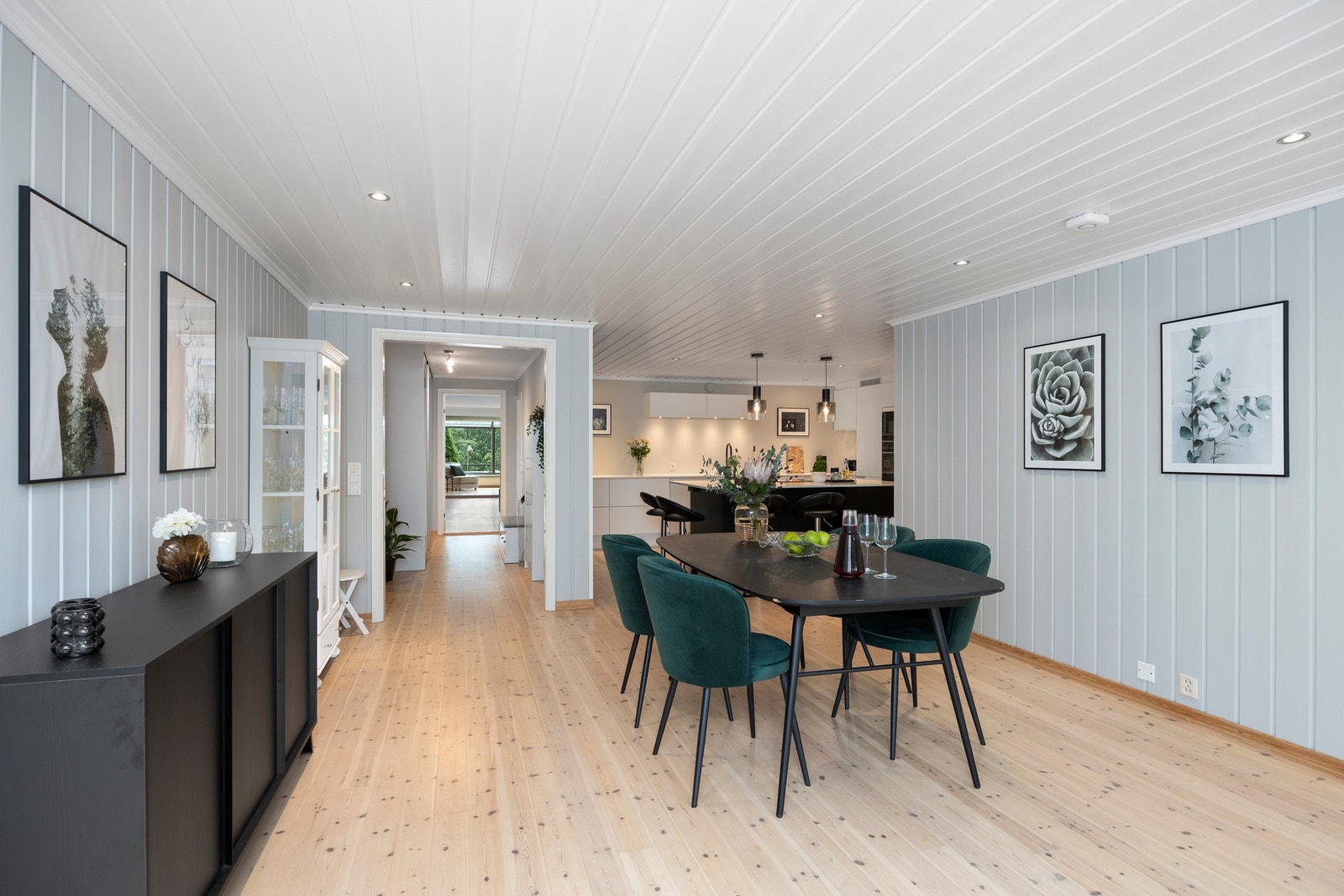 Leiligheten er gjennomgående med lysinnslipp på begge sider av bygget. Galleribilde