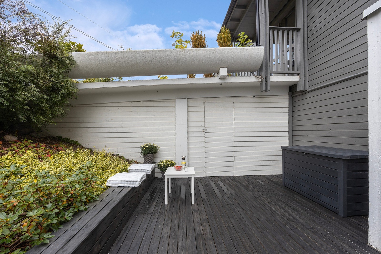 Her er det praktisk lagringsbod som deles med naboen på motsatt side. Boden egner seg godt for hageredskaper m.m. Galleribilde