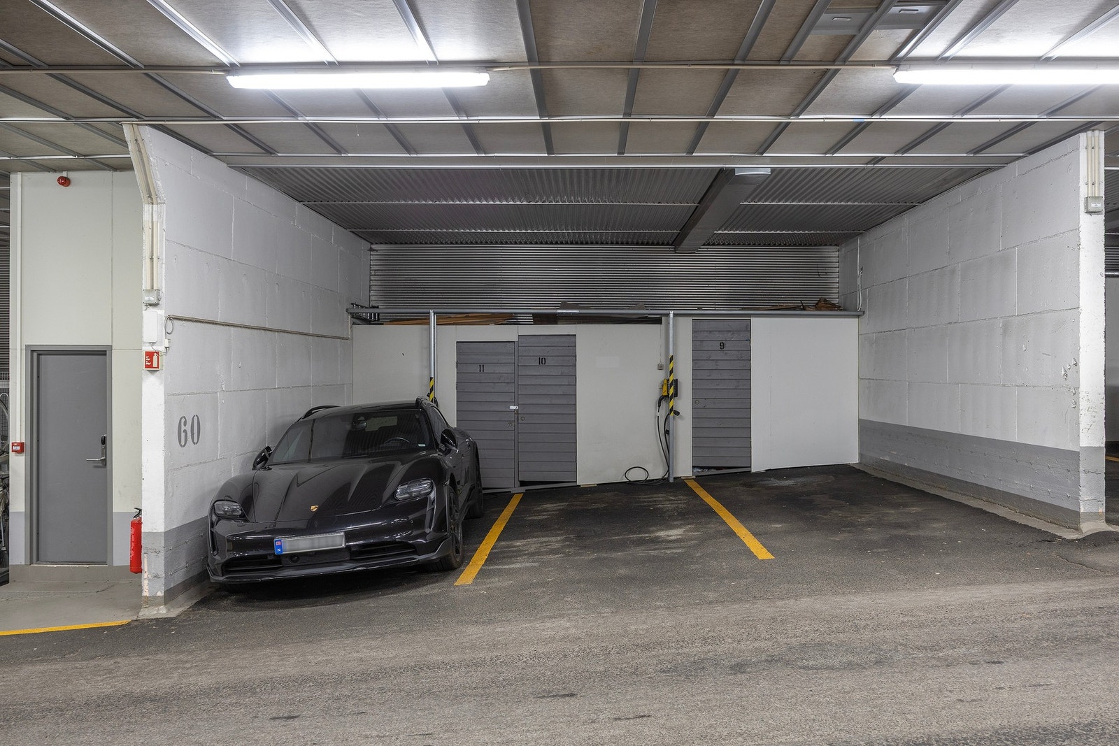 Garasjeplass (nr 10) med elbillader følger leiligheten. Lagringsbod i bakkant som er perfekt til dekk, ski o.l. Galleribilde