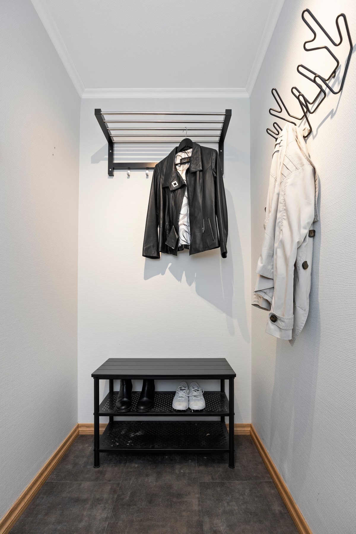 I entréen er det fin plass til ytterklær og sko i en praktisk gang. Galleribilde