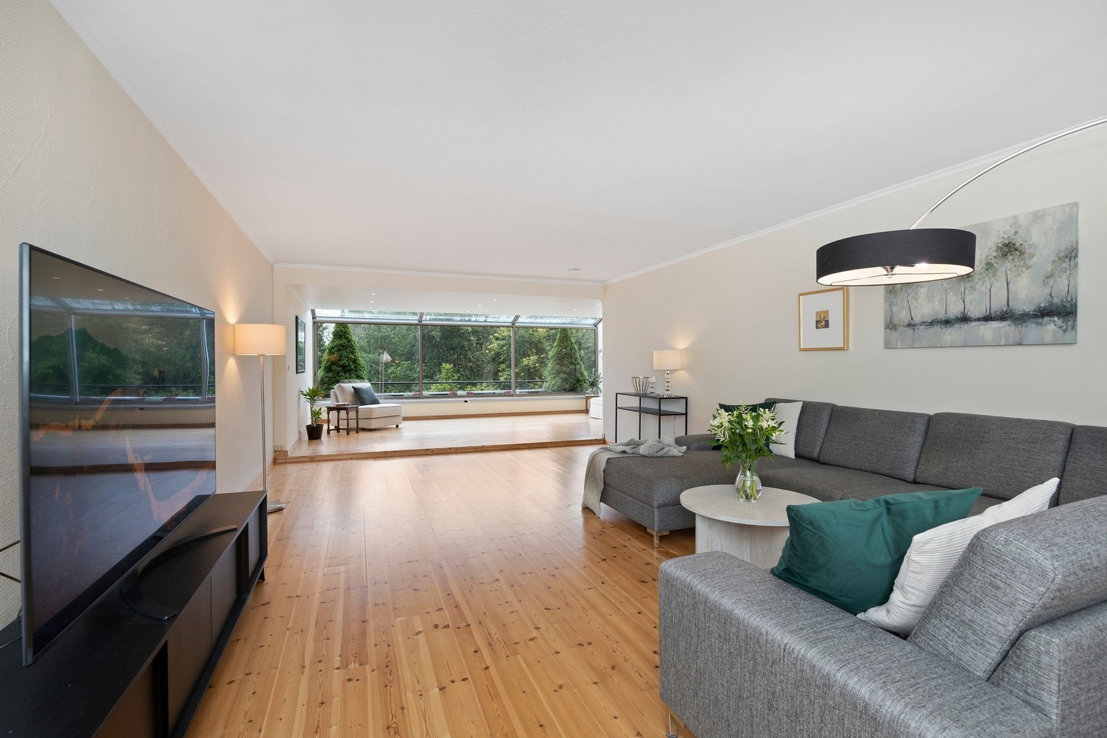 Særdeles romslig stue med god plass til sofa og tilhørende møbler. Her er det masse plass og mulighet for å møblere i flere soner. Galleribilde