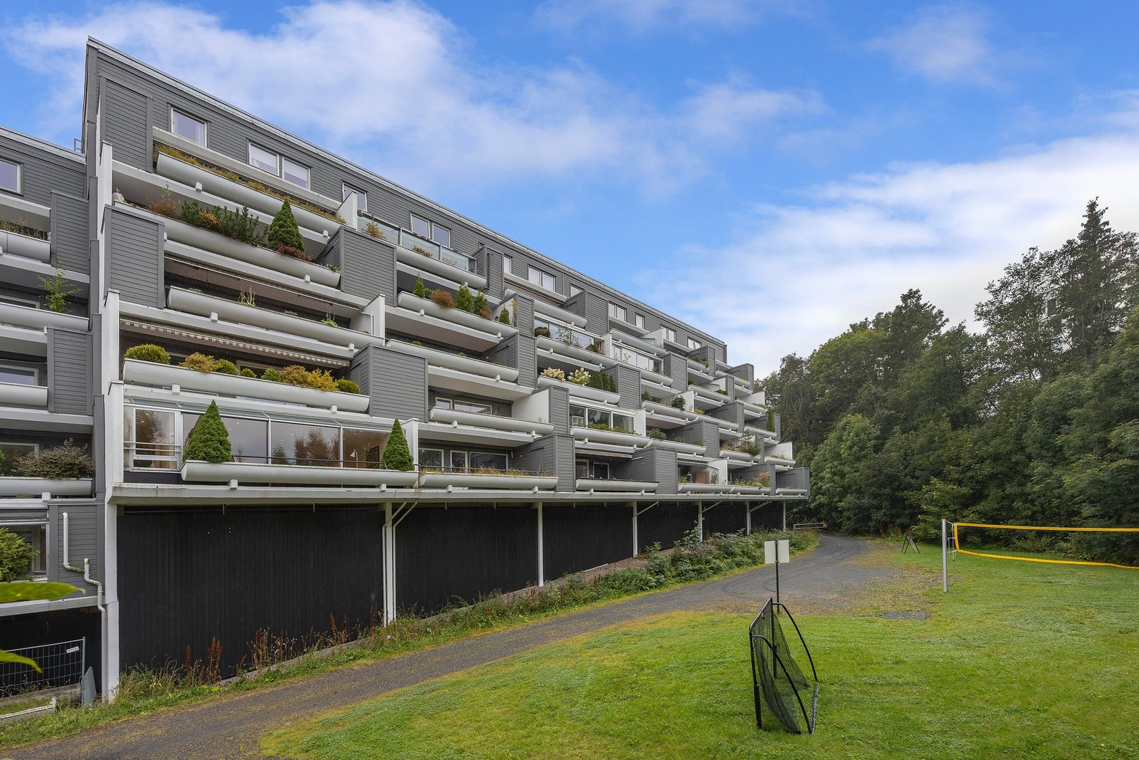 På baksiden av bygget oppleves leiligheten som en høy 1 etasje. Galleribilde