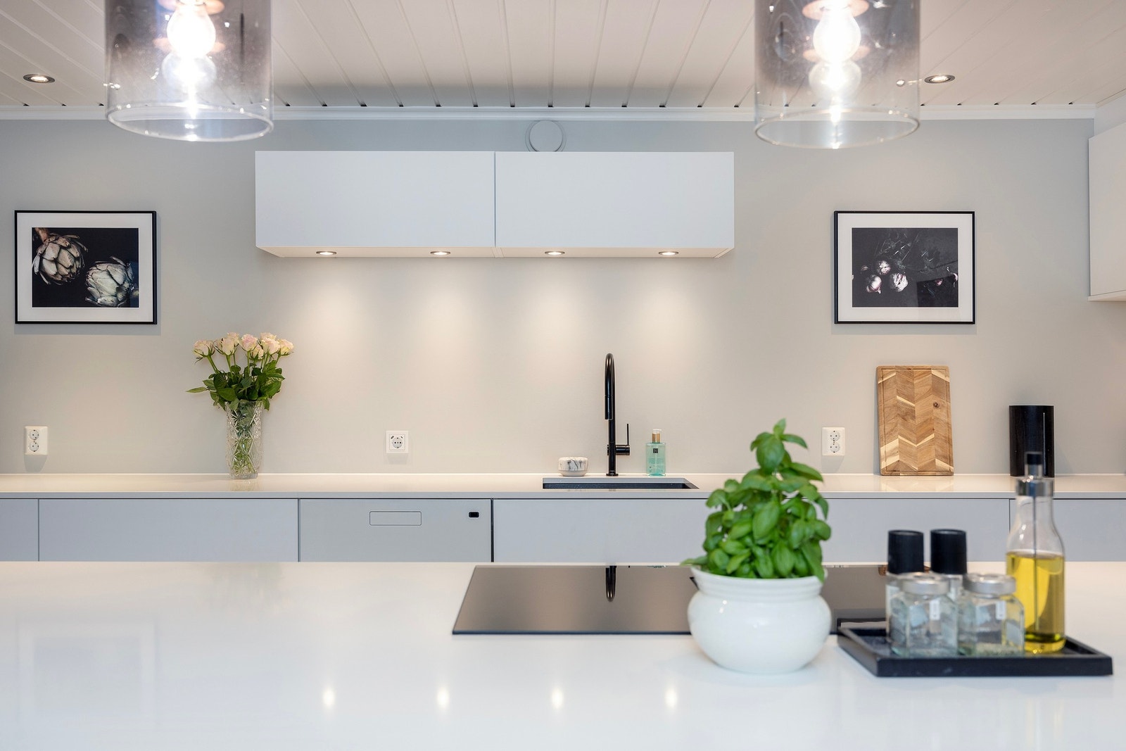 Rikelig med stikkontakter på veggen og stikkontakter på øya, downlights/belysning og underlimt oppvaskkum med ett-greps armatur og spylefunksjon. Det er montert lekkasjestopper og komfyrvakt. Galleribilde