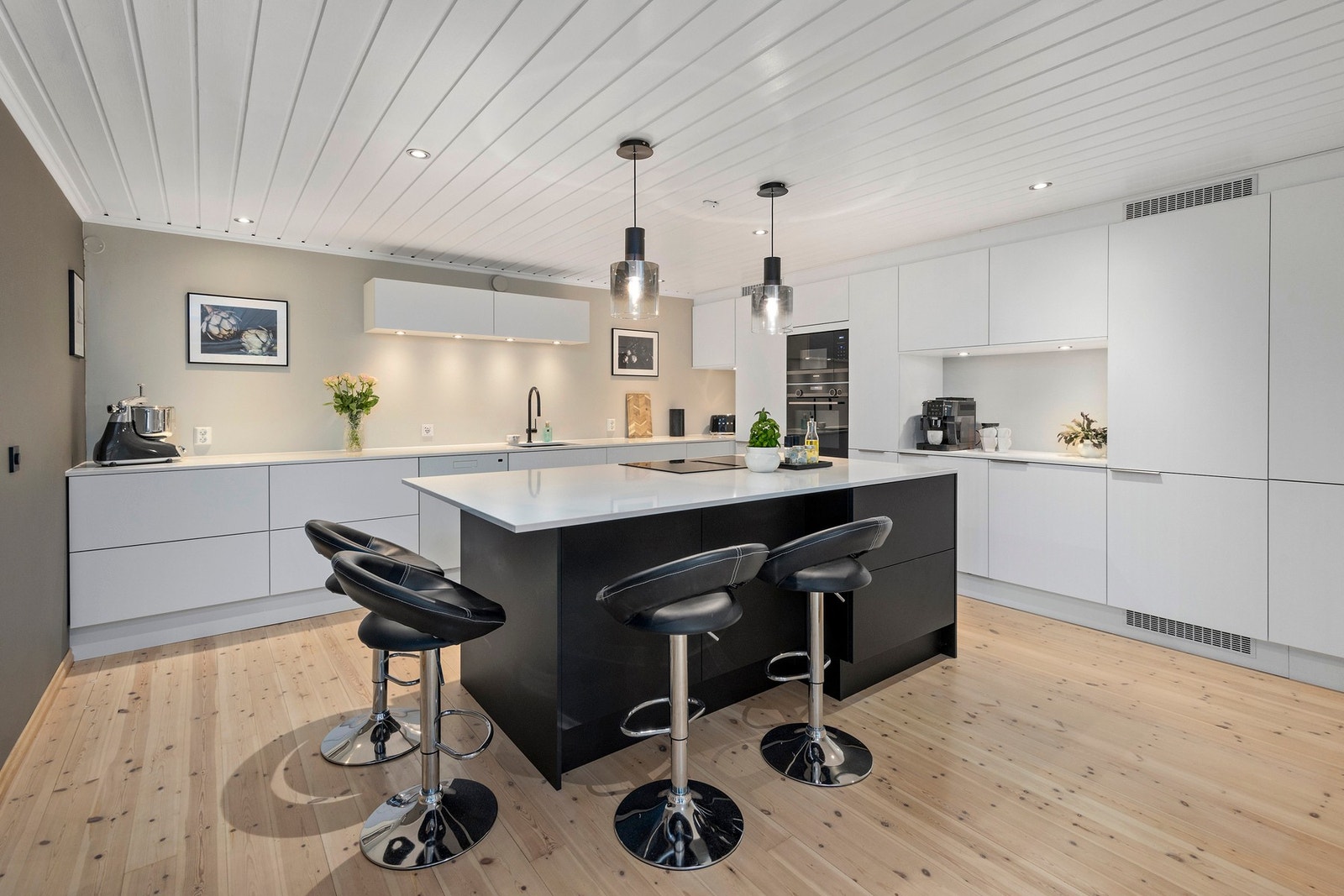 Lekkert og flott Designa kjøkken fra 2021 med moderne fasiliteter og integrerte kvalitetshvitevarer. Galleribilde