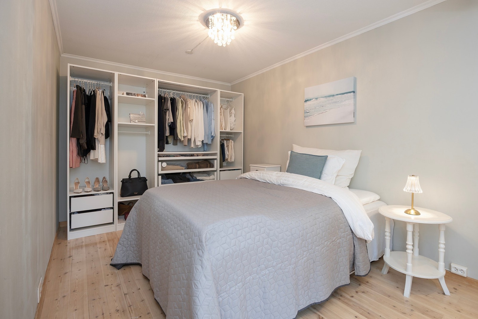 Leiligheten har totalt 3 soverom. Soverom 2 er av fin størrelse og med god plass til dobbeltseng. Garderobeskap. Galleribilde