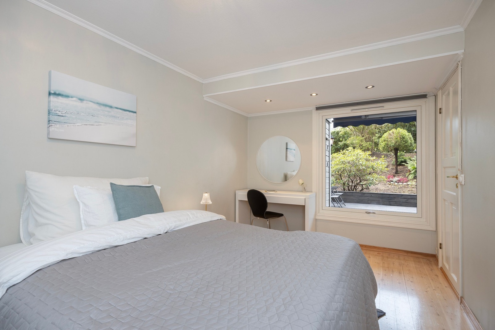 Soverom 2 har tregulv og malte tak- og veggflater. Galleribilde