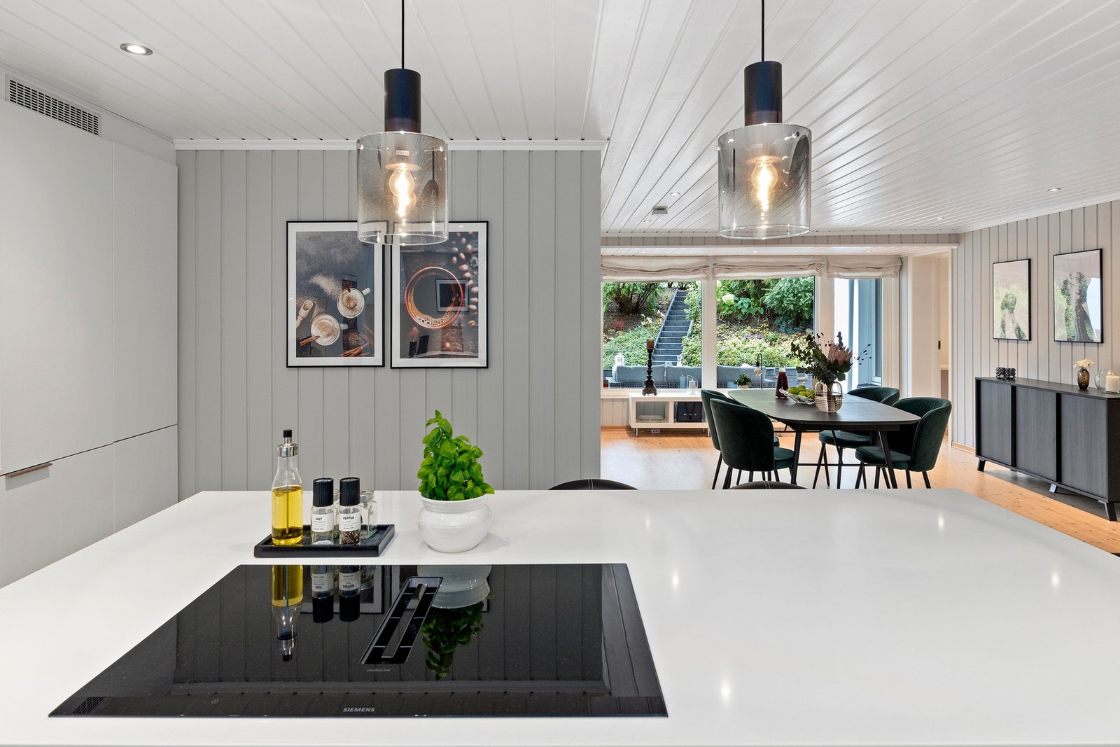 Fra et lekkert og moderne kjøkken har du god oversikt mot spisestuen og terrassen. Galleribilde