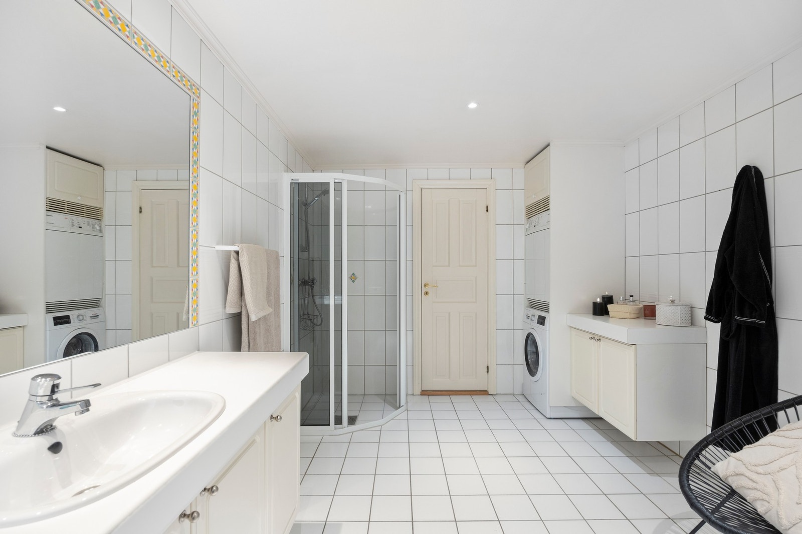 Badet har forøvrig vegghengt servantskap, benkeplate av laminat, innfelt speil og servant, dusjsone, boblebadekar og gulvstående toalett. Nisje for vaskemaskin og tørketrommel. Galleribilde