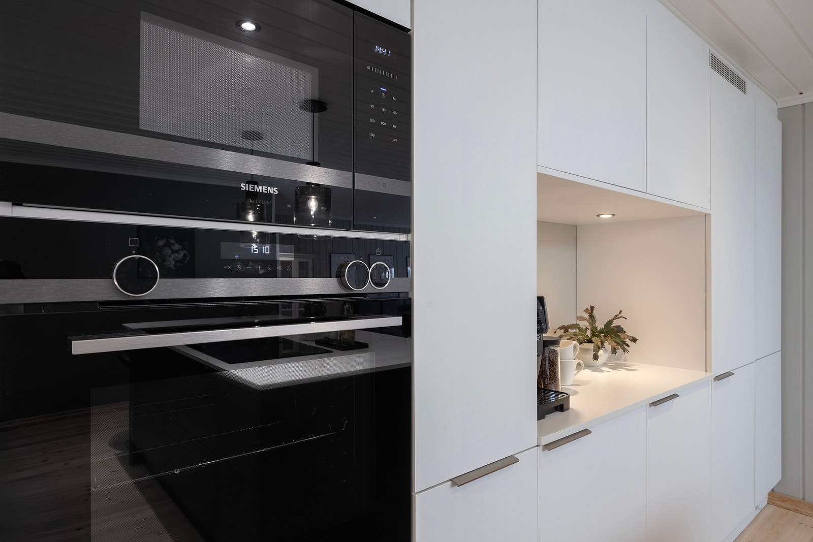 Siemens mikro-/stekeovn og rikelig med skapplass. To kjøleskap og fryseskap. Robotstøvsuger bak luke i sokkelen. Galleribilde