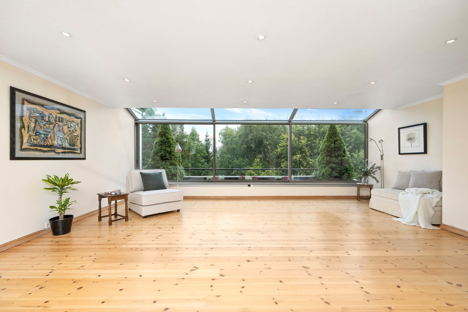 I enden av stuen er en innglasset vinterhage som gir godt lysinnslipp. Vinterhagen har skyvedører med lås og utsikt til Holmenkollbakken om vinteren. Galleribilde