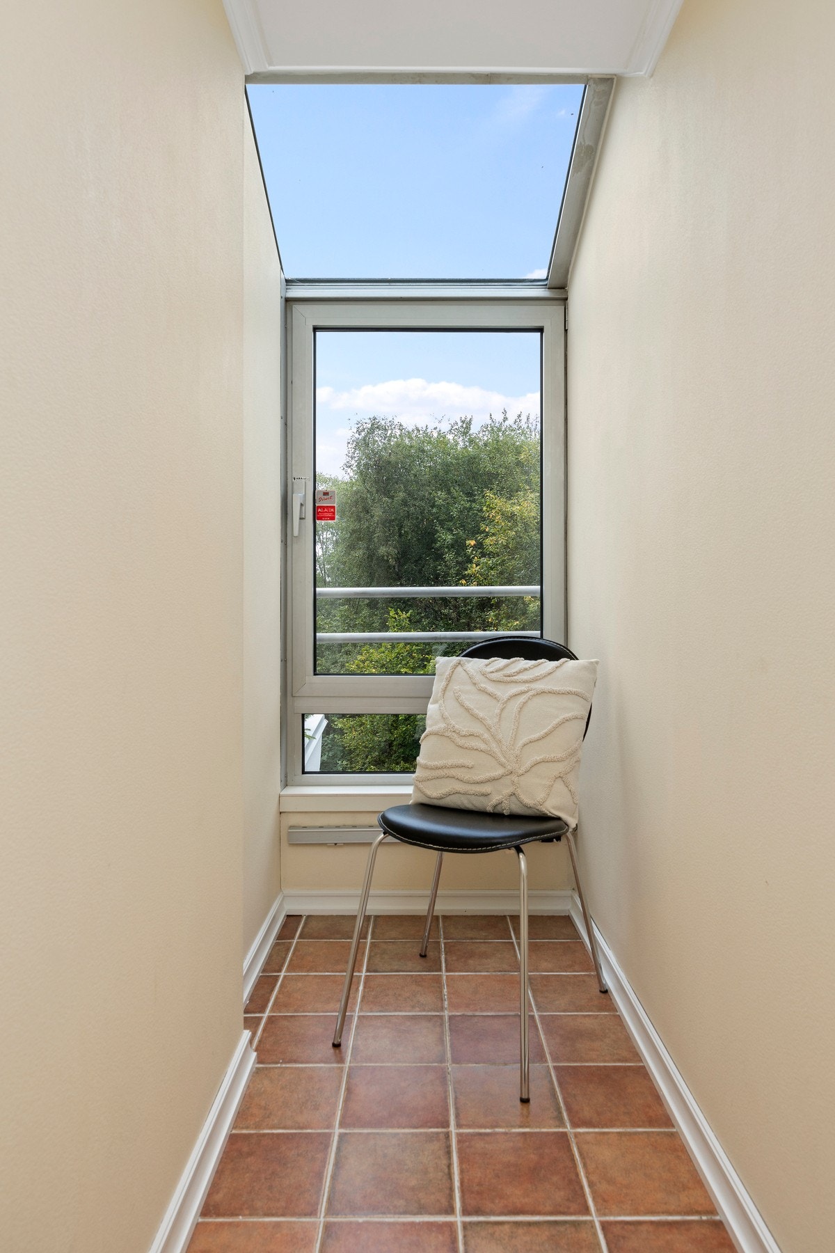 I soverom 1 er det en nisje med flislagt gulv og malte flater. Galleribilde