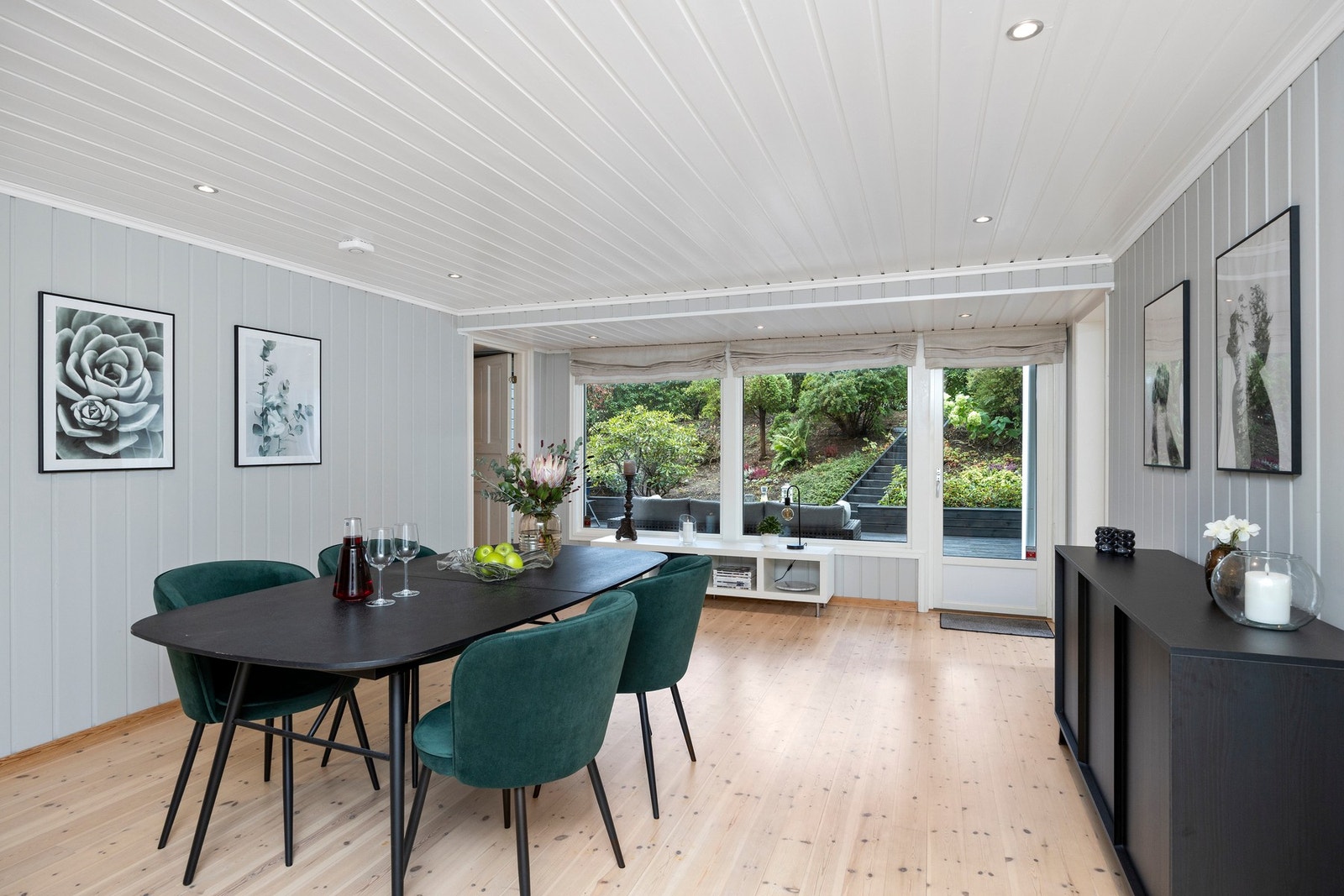 I spisestuen tilknyttet kjøkkenet er det tregulv og stående panel på veggene. Tilgang til to av soverommene og utgang til terrassen. Galleribilde