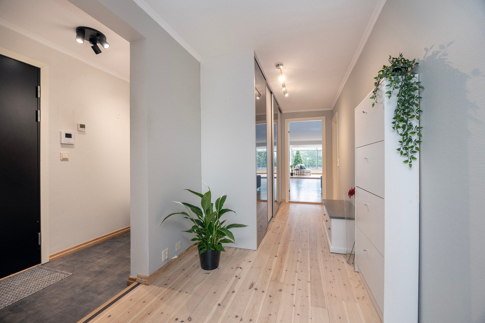 Inngangspartiet har laminatfliser med gulvvarme og tregulv. Dørcalling med video. Galleribilde