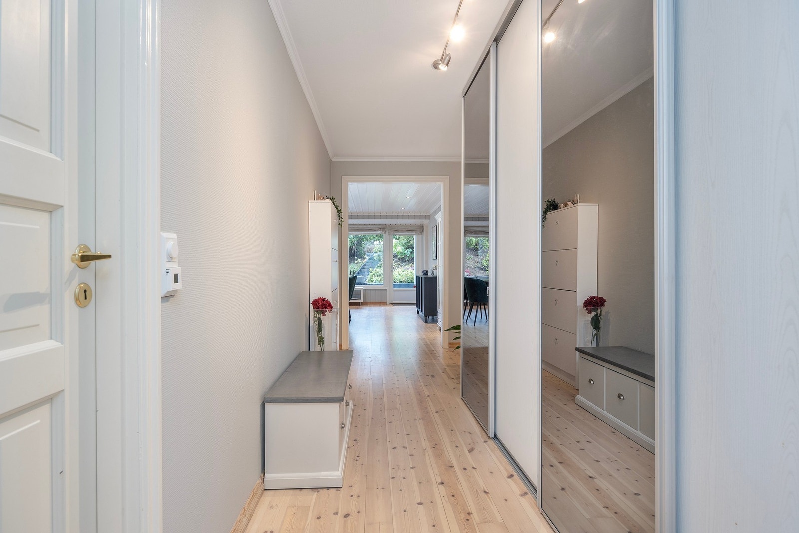 I gangen er det stor Elfa skyvedørsgarderobe (delvis med speildører). Galleribilde