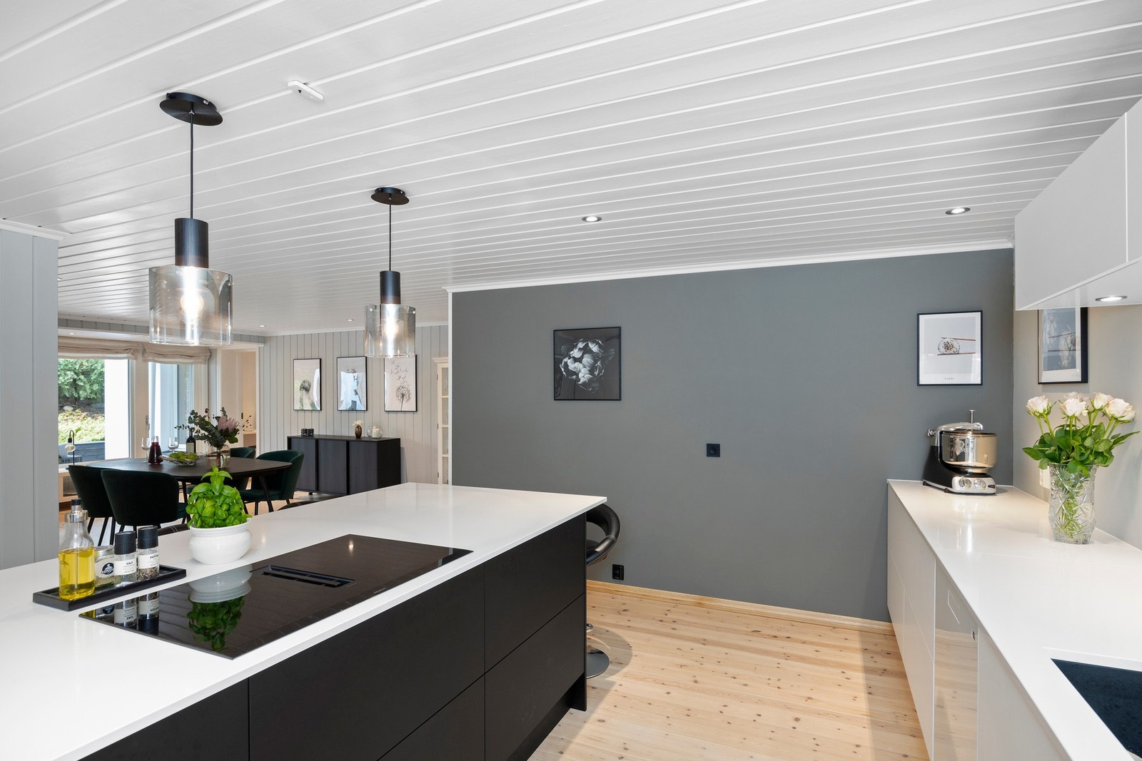 Et sosialt og stort rom som kombinerer kjøkkenet og spisestuen perfekt. Galleribilde