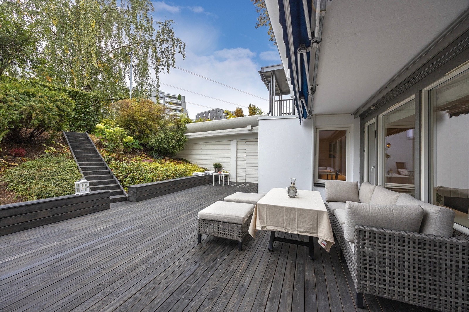 Leiligheten har en stor uteplass på hele 47 m2 med god plass til utemøbler og grill. Galleribilde