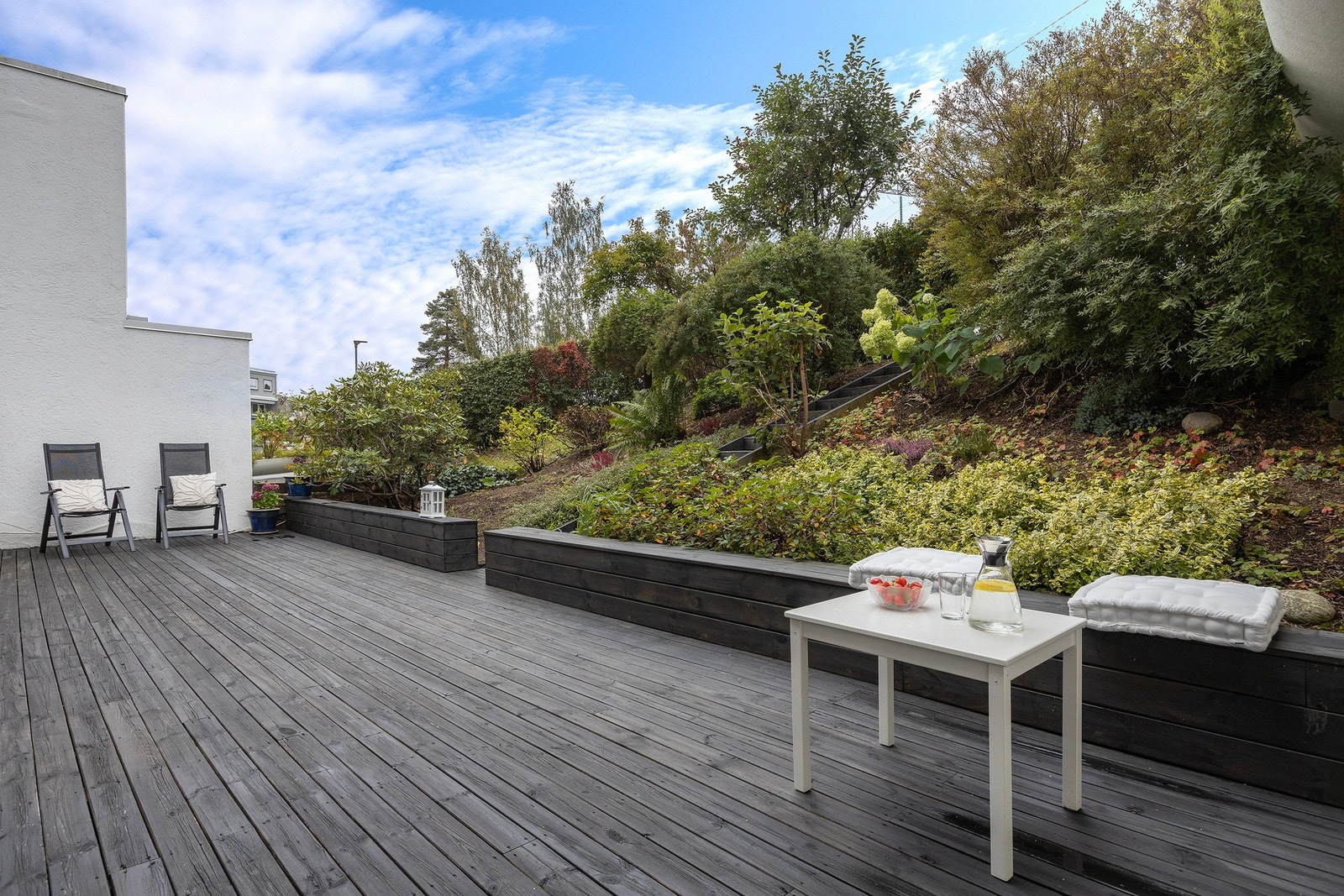 I skråningen ned mot terrassen er det beplantning og store muligheter for deg med grønne fingre. Galleribilde
