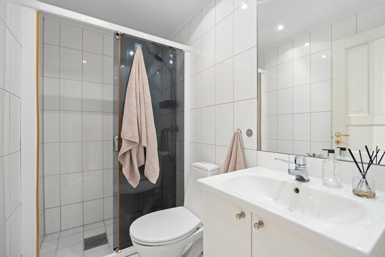Leiligheten har to baderom. Det ene badet (m/tilgang fra entré/gang) har flislagte overflater, gulvvarme og nedsenket tak med downlights. Galleribilde