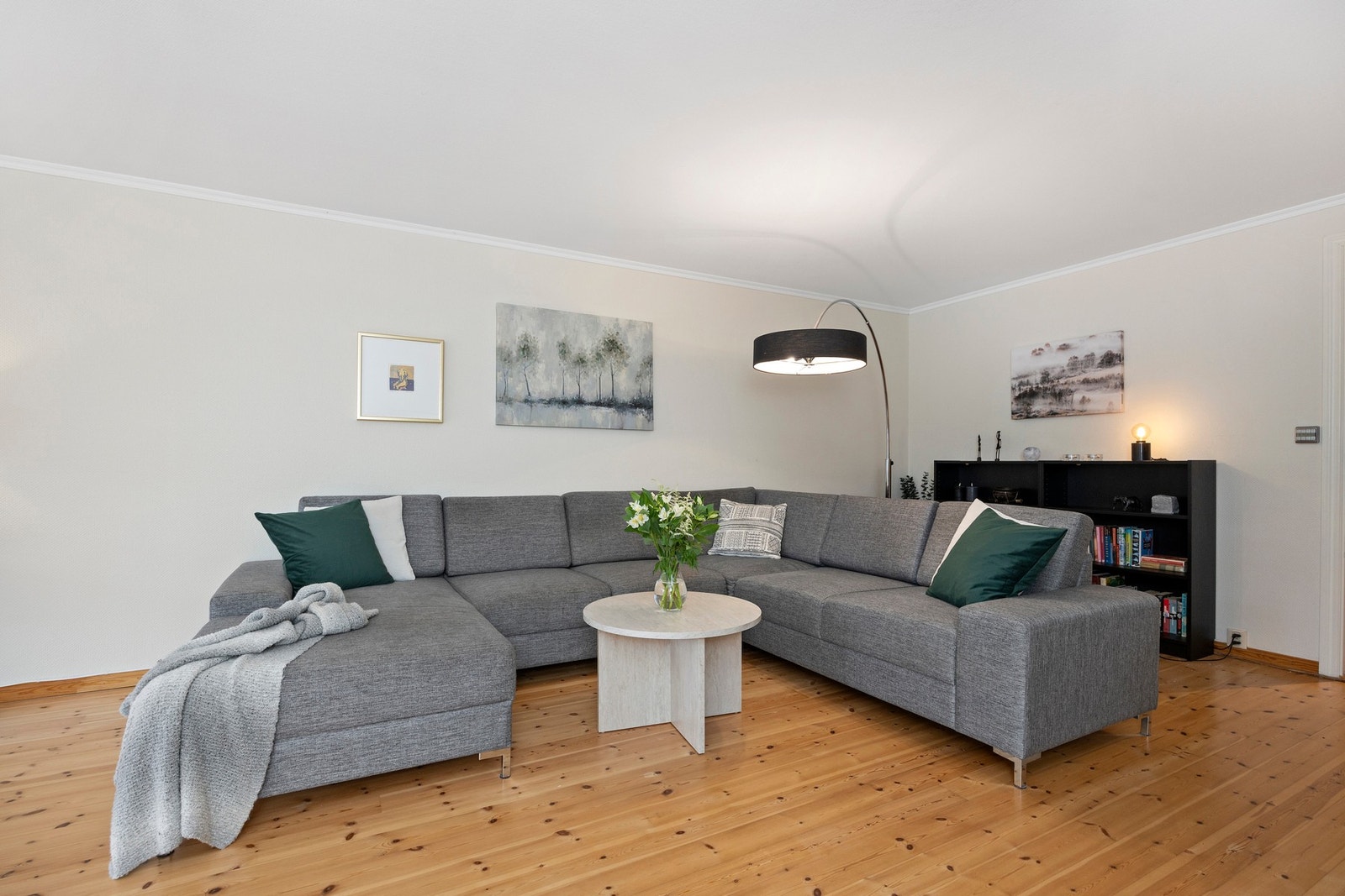 Stuen består av tregulv og malt strie. Galleribilde