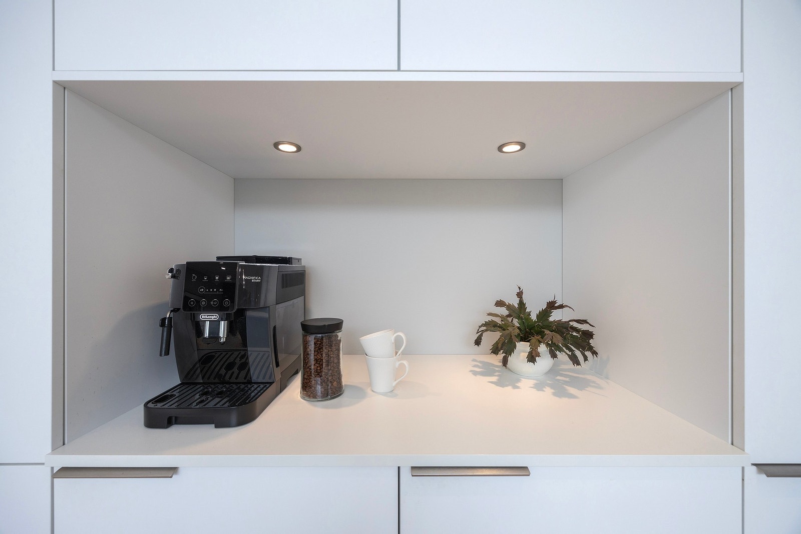 Innfelt nisje med belysning. Perfekt plass for kaffemaskinen. Galleribilde