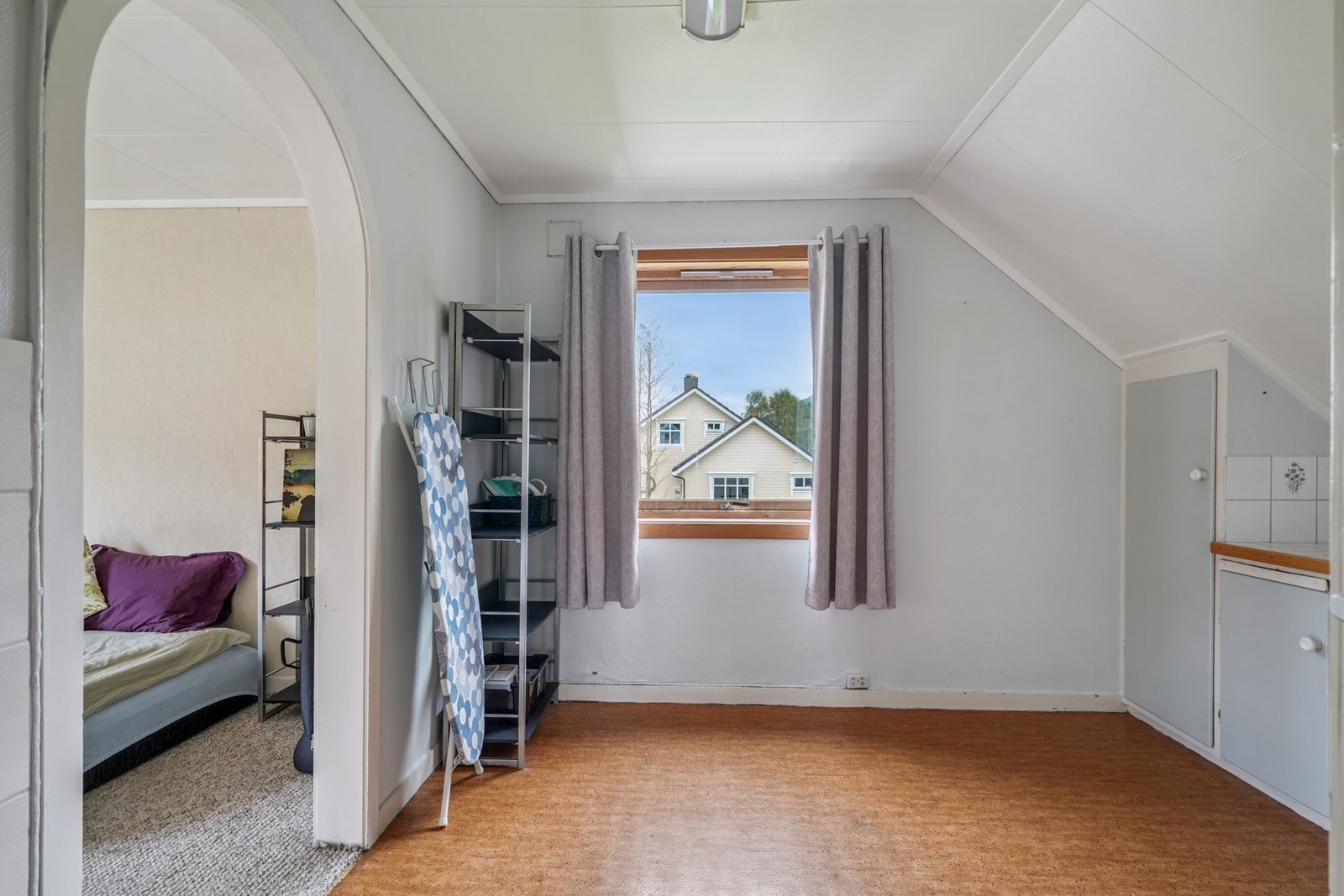 Fra loftsstuen er det tilkomst via bueløsning inn til kjøkkenet - Galleribilde