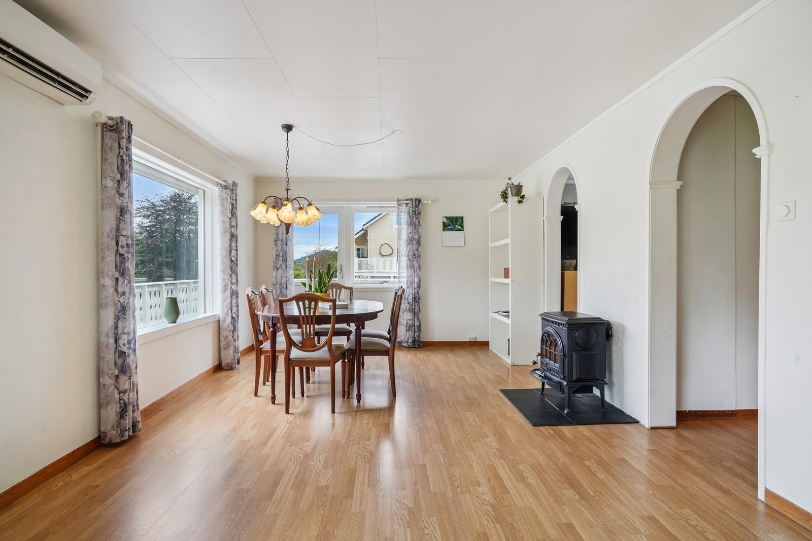 Innvendig er det et tidløst laminatgulv, på veggene er det lys tapet. Galleribilde