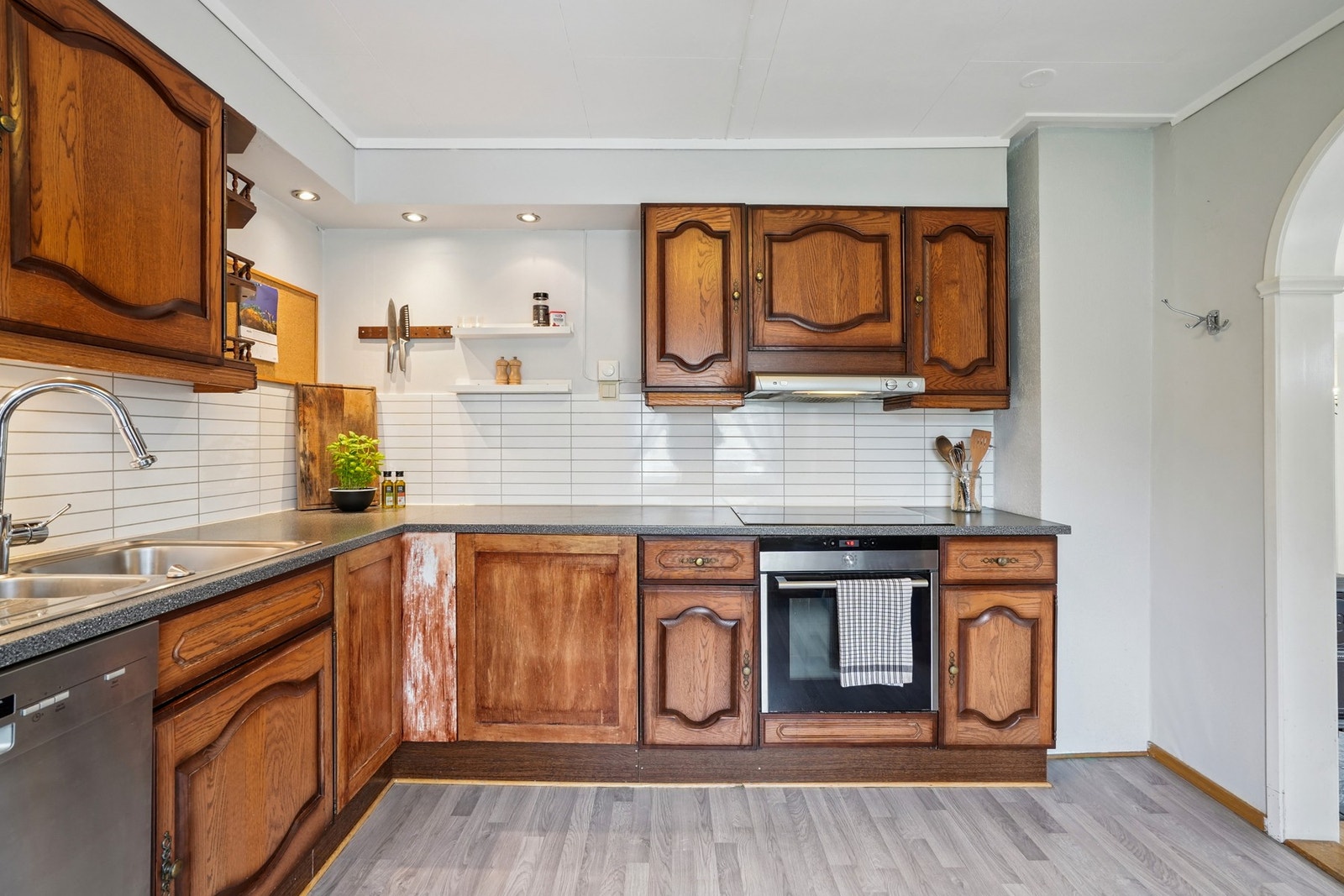 Kjøkkenet er velutstyrt med kjøleskap, oppvaskmaskin, micro, stekeovn og platetopp (denne var ny i 2025). Galleribilde