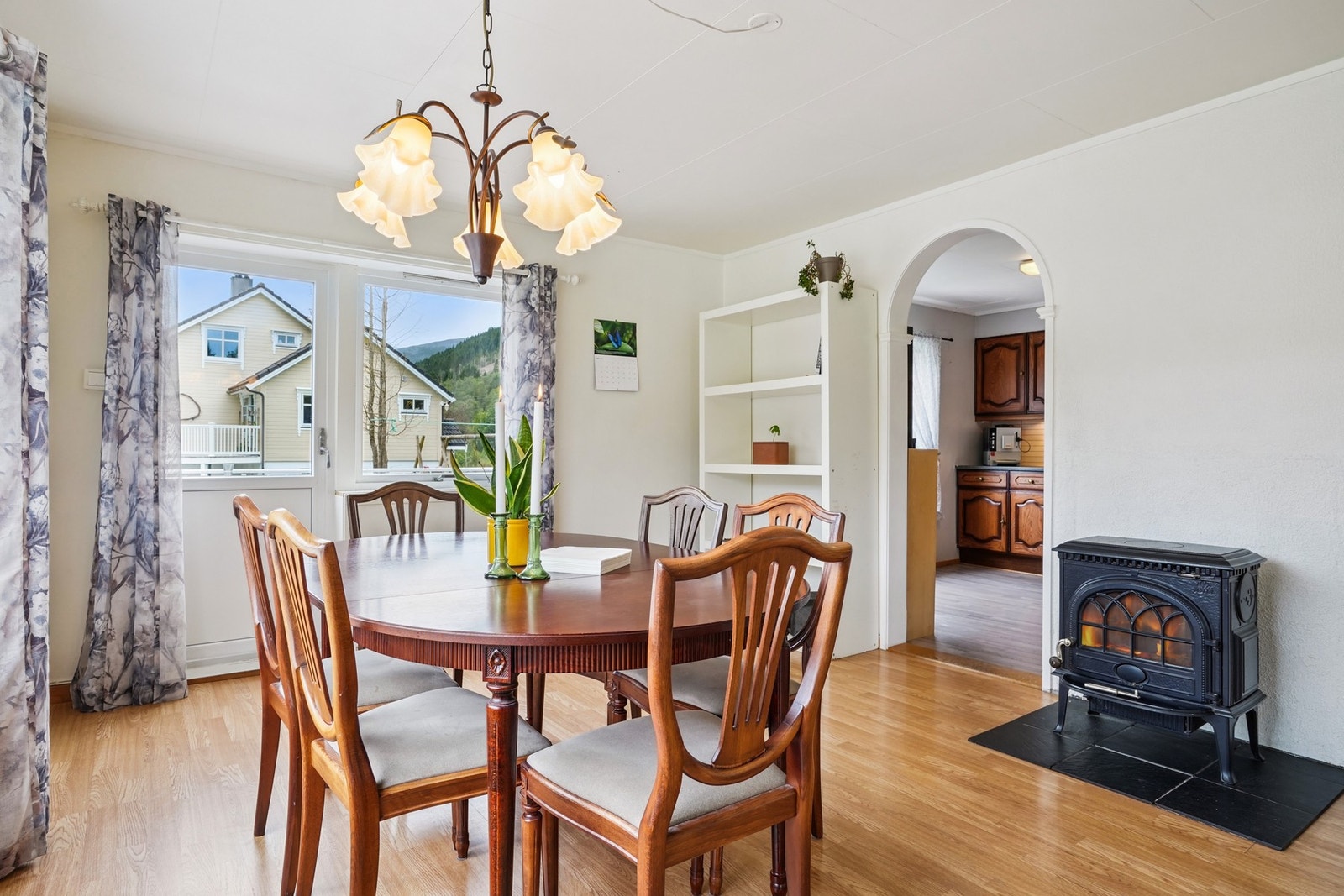 Boligen oppvarmes gjennom varmepumpe og ildsted i stuen, sistnevnte sørger også for en ekstra koselig atmosfære i hjemmet. Det er lagt nytt røykrør i 2016. Galleribilde